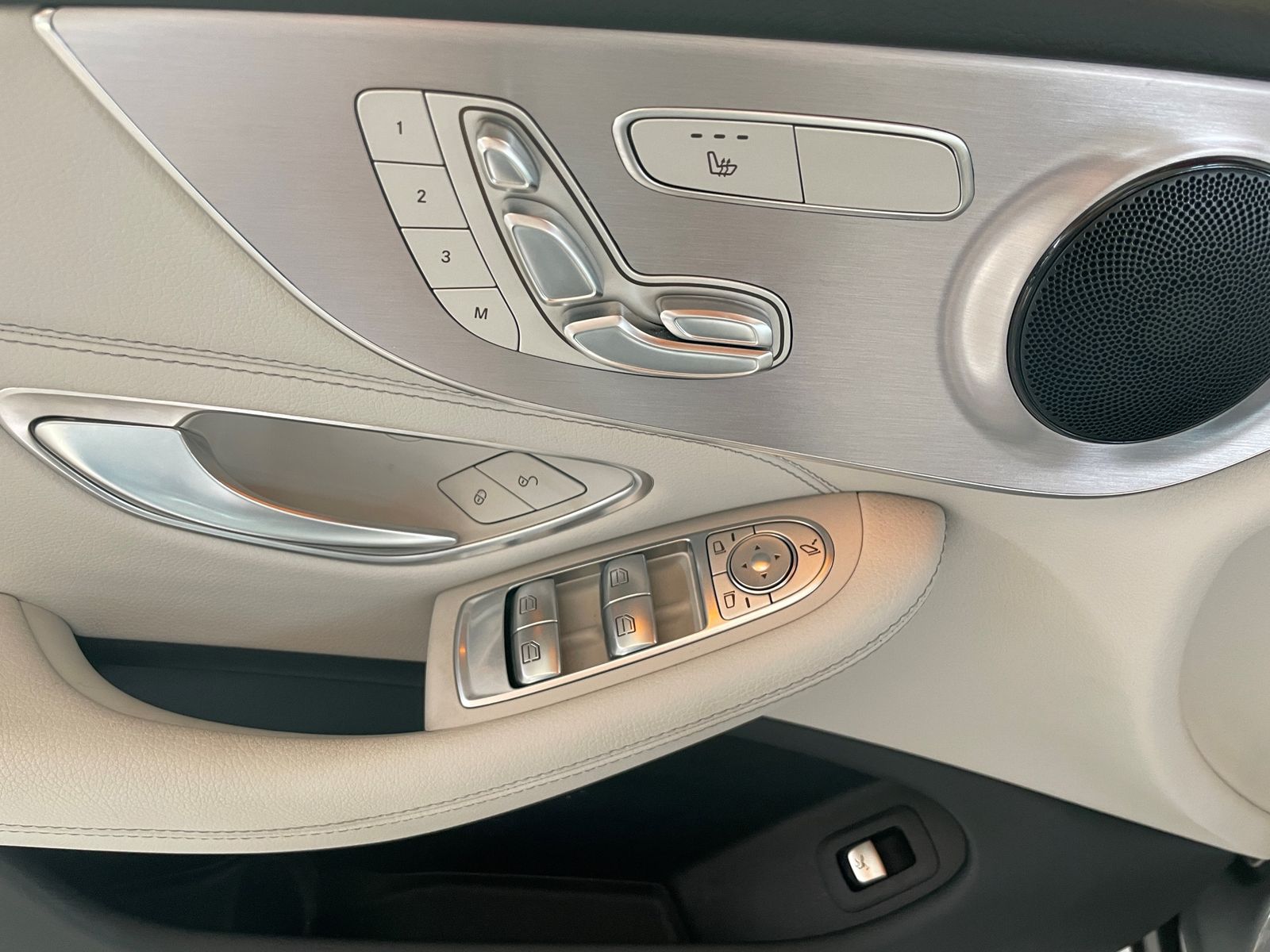 Fahrzeugabbildung Mercedes-Benz C 200 Cabrio AMG line LED Memo. Leder Navi