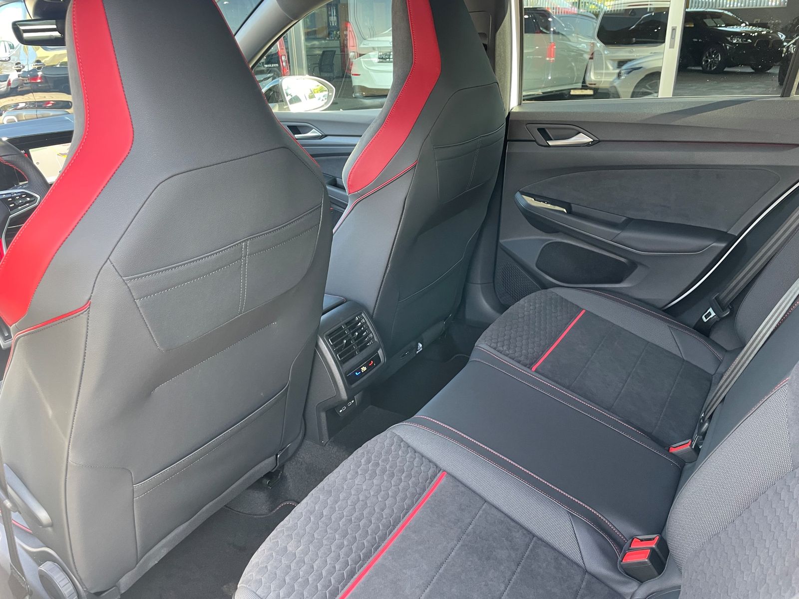 Fahrzeugabbildung Volkswagen Golf VIII Lim. GTI Clubsport DSG Matrix Pano ACC