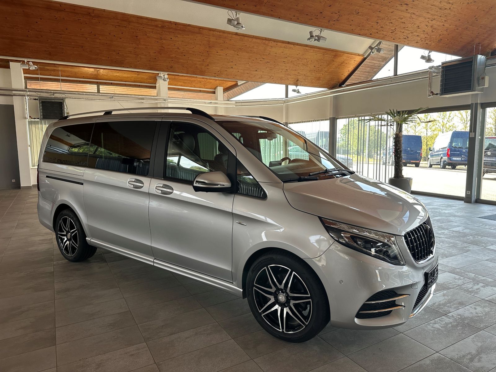 Fahrzeugabbildung Mercedes-Benz V 250 CDI AMG AVANTG. lang Leder Memo 360° AHK